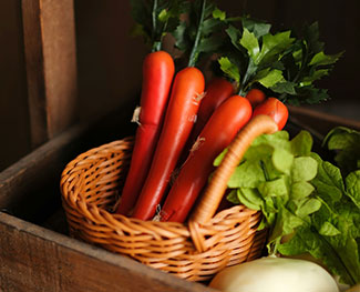 “我们是千人规模的互联网公司食堂，菜万家的专车配送从未迟到过，食材每天新鲜直达，尤其是蔬菜的品相和口感都很稳定，后厨备餐效率高了不少。”